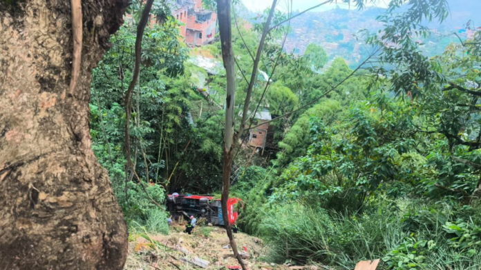videos-|-alcalde-de-medellin-hablo-de-grave-accidente-en-el-que-autobus-cae-en-abismo-de-50-metros-en-via-santa-elena:-lo-que-se-sabe-de-los-heridos