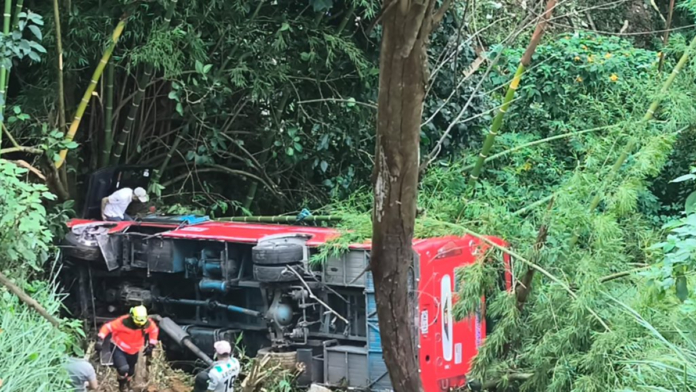 falla-en-los-frenos-seria-la-causa-del-choque-entre-un-autobus-y-un-furgon-en-santa-elena-(medellin):-el-hecho-dejo-12-heridos-y-una-vivienda-afectada