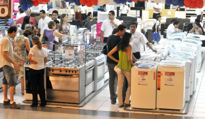 los-consumidores-brasilenos-vuelven-a-mirar-hacia-arriba,-pero-aun-les-duele-el-bolsillo