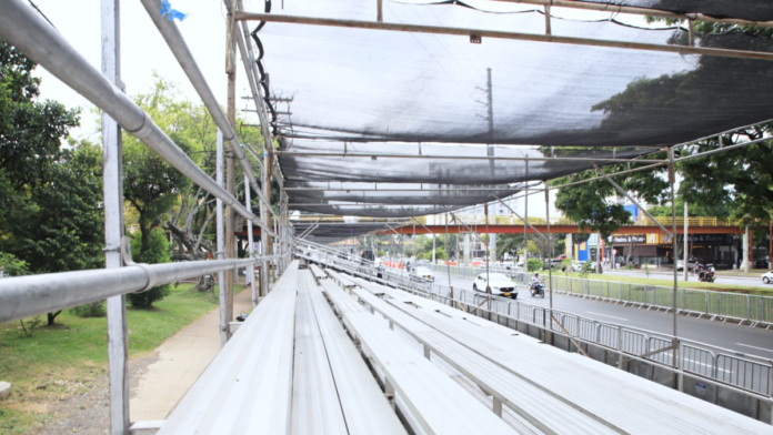tan-solo-a-pocas-horas-de-que-comiencen-las-emociones-del-salsodromo-de-la-feria-de-cali,-asi-avanza-el-montaje-de-las-graderias-para-los-desfiles.
