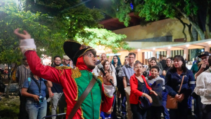 mas-que-luces:-1.500-corazones-iluminaron-el-centro-de-medellin-en-navidad-con-novenas,-velas,-coros-y-suenos-compartidos