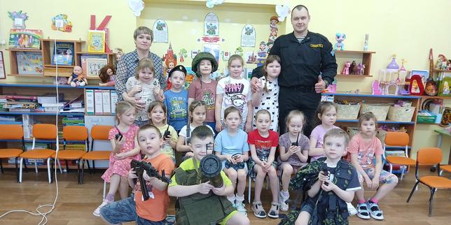 en-rusia,-el-patriotismo-y-el-espiritu-militar-inculcados-en-los-ninos-de-la-maternidad