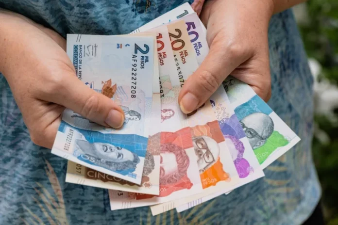colombia-en-2025:-aumentan-las-remesas,-el-peso-se-fortalece-y-la-deuda-sigue-en-el-foco-de-atencion