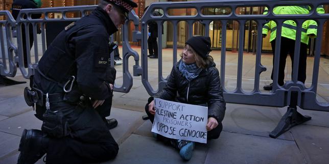 greta-thunberg-arrestada-en-londres-durante-una-manifestacion-en-apoyo-de-los-militantes-prisioneros-de-accion-palestina