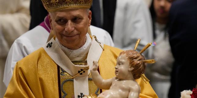 leon-xiv-celebre-en-el-estreno-de-la-misa-de-navidad-en-el-vaticano-y-denuncia-una-«economia-faussee»