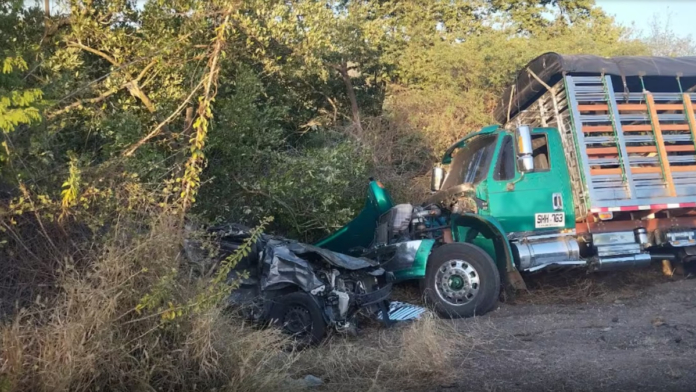 la-identidad-del-docente-que-fallecio-en-grave-accidente-de-transito-en-la-carretera-entre-cienaga-y-barranquilla:-carro-fue-aplastado-por-un-camion
