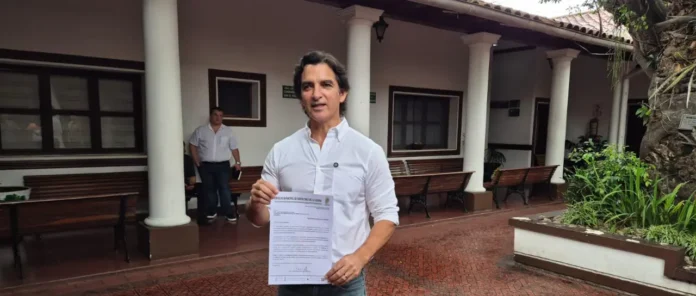 manuel-saavedra-renuncia-al-concejo-y-se-lanza-a-la-alcaldia-de-santa-cruz