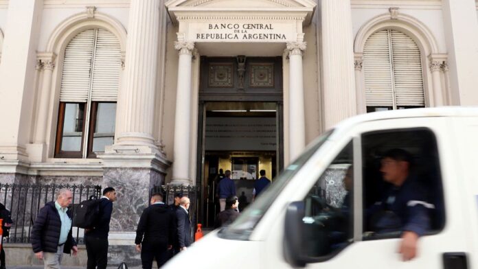 reservas:-el-gobierno-llega-a-fin-de-2025-con-unos-u$s12.000-millones-menos-de-la-meta-con-el-fmi