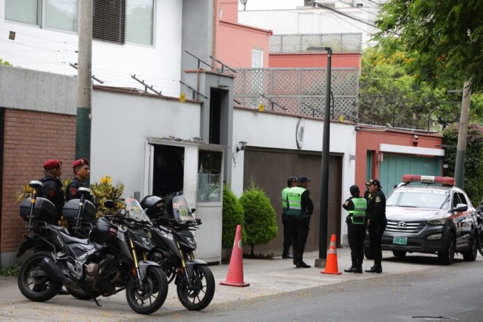 bettsy-chavez:-pnp-mantiene-vigilancia-con-unos-36-policias-en-la-embajada-de-mexico