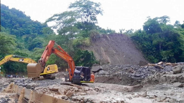 antioquia:-autoridades-habilitan-vias-alternas-hacia-uraba-mientras-persisten-trabajos-de-remocion-de-material-por-derrumbes-en-la-zona