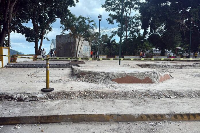 derriban-monumento-chino-en-canal-de-panama-en-medio-de-amenazas-de-trump-de-retomar-el-control