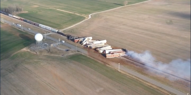 un-tren-de-fret-deraille-dans-le-centre-est-des-etats-unis,-provocando-une-fuite-de-soufre-fondu