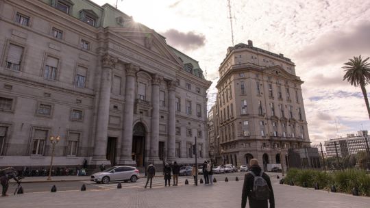 milei-abre-camino-para-que-los-ahorradores-dejen-de-esconder-dinero-debajo-de-los-sofas
