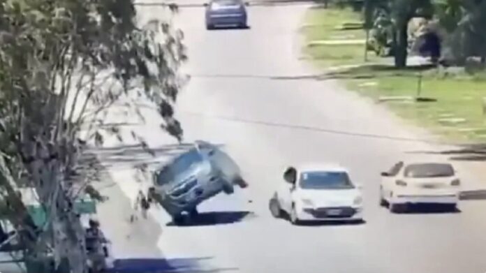 se-salvaron-de-milagro:-un-auto-casi-vuelca-y-no-los-embistio-por-centimetros