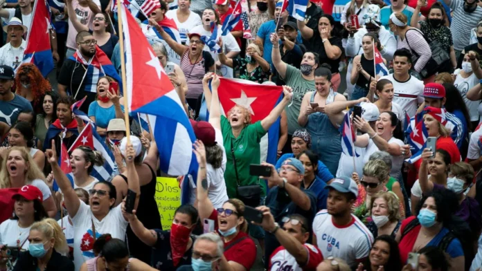 la-generacion-z-en-cuba-no-esta-tranquila:-telefonos,-protestas-y-la-nueva-plaza-publica