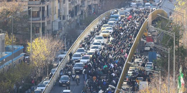 manifestaciones-en-iran:-un-miembro-de-las-fuerzas-del-orden-tue-en-el-oeste-del-pais,-segun-la-television-de-estado