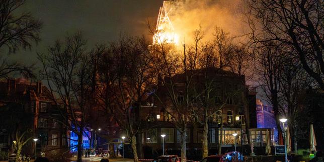 en-pays-bas,-un-incendio-asola-una-iglesia-de-amsterdam-lors-d’un-nouvel-an-mouvemente