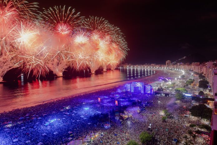 la-maquina-de-nochevieja-de-rio-convirtio-a-copacabana-en-una-cuenta-regresiva-del-tamano-de-una-ciudad