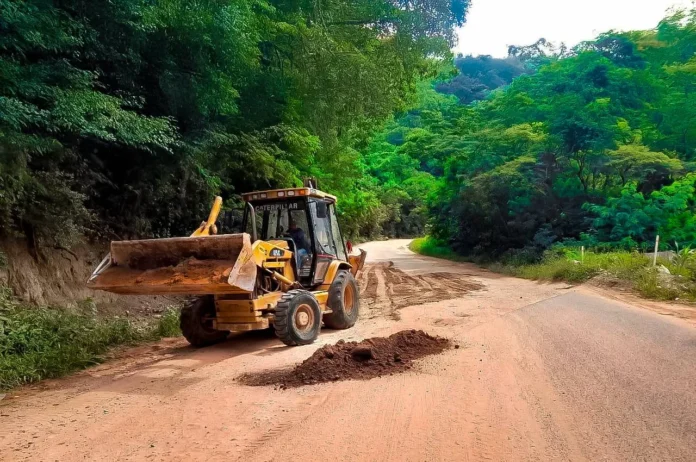 la-abc-mejora-plataforma-en-el-tramo-la-angostura-–-samaipata