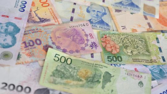 argentina-vende-dolares-para-frenar-la-caida-del-peso-a-medida-que-entran-en-vigor-nuevas-reglas