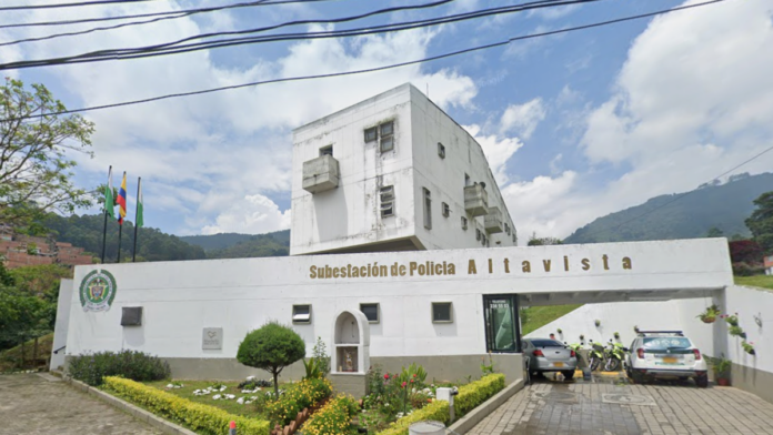 una-persona-de-la-poblacion-lgbtiq+-fue-quemada-al-interior-de-una-subestacion-de-policia-en-medellin:-hay-versiones-cruzadas-de-lo-sucedido