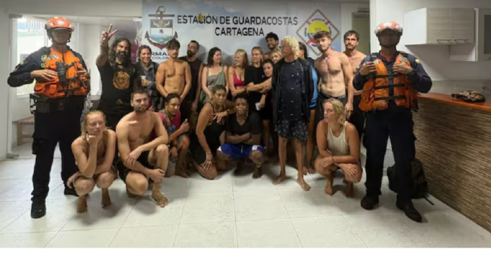 naufragos:-guardacostas-de-cartagena-rescatan-a-17-turistas-extranjeros-y-tres-colombianos-tras-naufragio-en-altamar