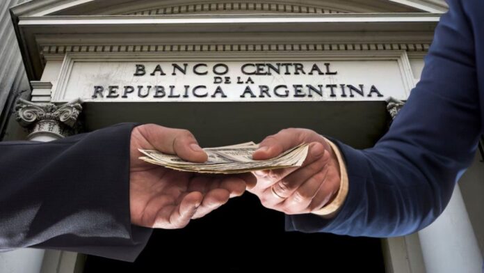 los-dolares-entran-por-una-ventana-y-se-van-por-otra:-las-tres-vias-de-intervencion-que-contrarrestan-las-compras-del-bcra