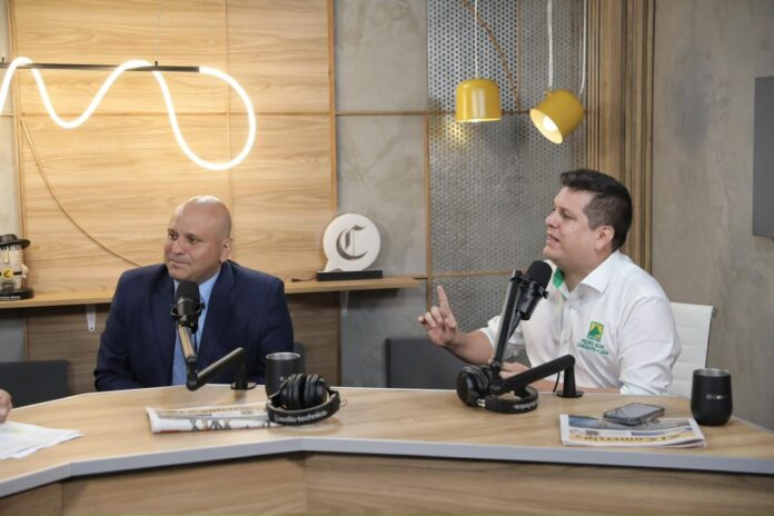 alejandro-salas,-candidato-al-senado-de-peru-primero;-y-pedro-alva,-de-la-lista-de-diputados-de-progresemos,-debaten-en-“siempre-a-las-ocho”