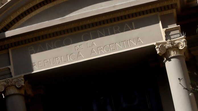 el-bcra-publica-el-rem,-con-el-mercado-atento-a-las-proyecciones-del-dolar-tras-el-cambio-de-bandas