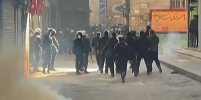 en-iran,-un-hospital-de-teheran-vise-par-du-gaz-lacrymogene-au-dixieme-jour-des-manifests