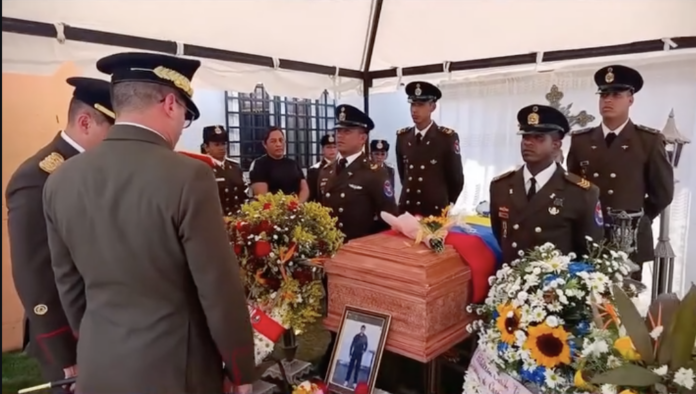 ataudes-con-banderas-y-llanto-familiar:-fanb-rinde-homenaje-a-los-caidos-tras-el-operativo-de-ee-uu