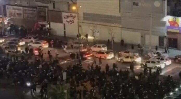 masivas-manifestaciones-contra-el-gobierno-recorren-las-calles-de-iran-mientras-el-servicio-de-internet-se-corta-en-todo-el-pais