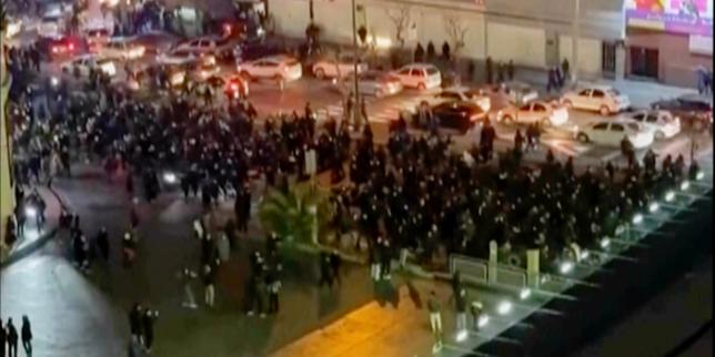 en-iran,-la-contestation-se-poursuit-a-teheran-et-dans-plusieurs-villes-samedi-soir;-donald-trump-afirma-que-los-estados-unidos-«se-tiennent-prets-a-aider»-les-manifestants