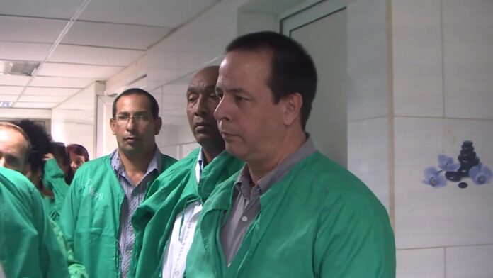 medicos-cubanos-inician-regreso-a-cuba-con-vuelos-progresivos-tras-la-caida-de-maduro
