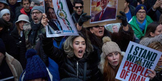 iran:-a-paris,-plus-deux-mille-personnes-se-sont-rassemblees-en-soutien-au-fils-de-l’ancien-chah,-reza-pahlavi