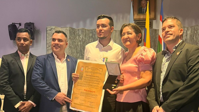 yeison-jimenez-no-solo-cantaba:-en-cali-transformo-vidas-con-becas-para-jovenes-vulnerables-y-recibio-la-condecoracion-del-concejo