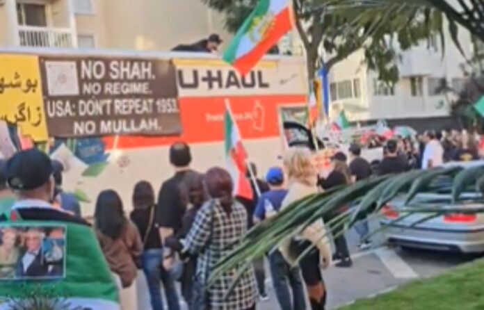 un-conductor-de-un-camion-en-los-angeles-embistio-a-un-grupo-de-manifestantes-contra-el-gobierno-de-iran.