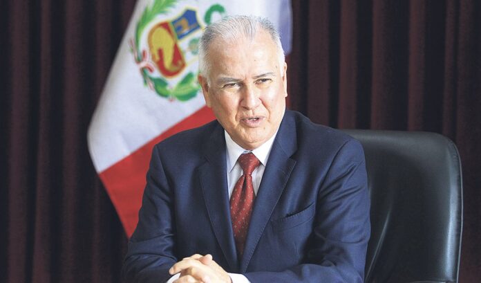 lopez-chau-da-una-nueva-version-sobre-su-detencion-en-1970:-“al-comienzo-nos-confundieron-con-ladrones”