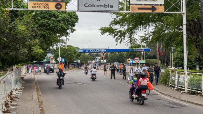 madres-esperan-en-la-frontera-por-presos-colombianos-en-venezuela:-fotos,-velas-y-silencio-oficialista-tras-la-captura-de-nicolas-maduro-en-caracas