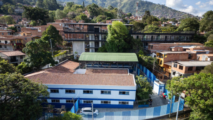 techos-que-no-gotean,-banos-que-funcionan-y-canchas-que-inspiran:-asi-es-la-transformacion-silenciosa-de-las-escuelas-de-medellin
