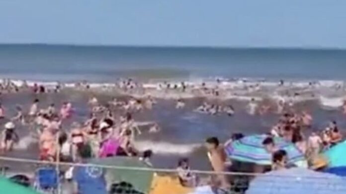 mini-tsunami-en-la-costa-atlantica:-hay-un-muerto-y-decenas-de-heridos