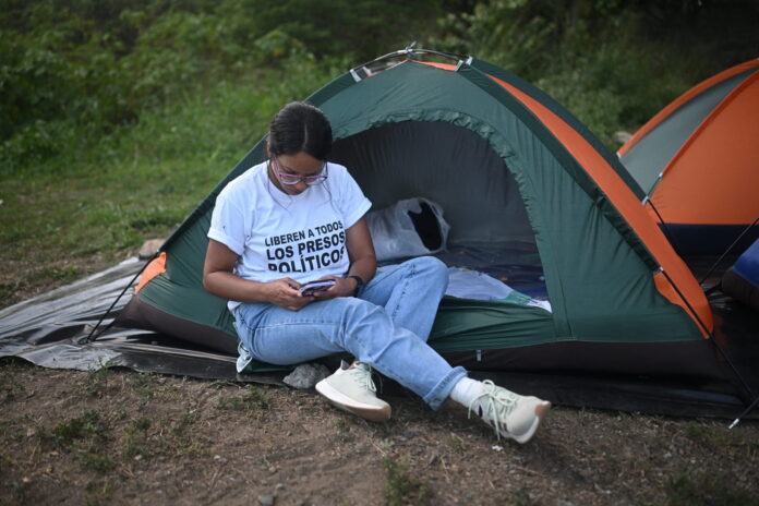 instalan-campamento-fuera-del-rodeo-i-a-la-espera-de-mas-excarcelaciones