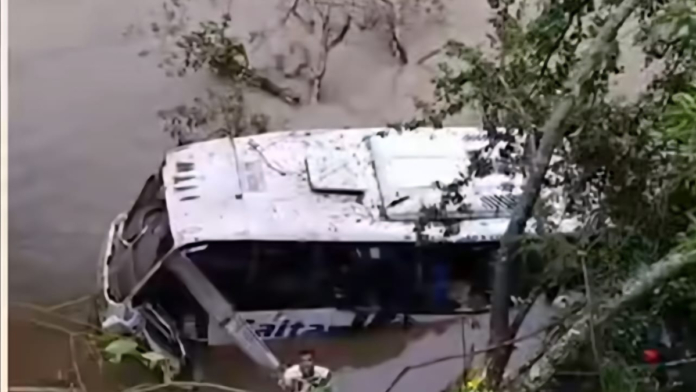 angustiosa-busqueda-de-pasajero-de-buseta-que-cayo-al-rio-magdalena-en-huila:-habria-sucumbido-a-las-aguas-tras-el-fatal-accidente-que-dejo-15-heridos
