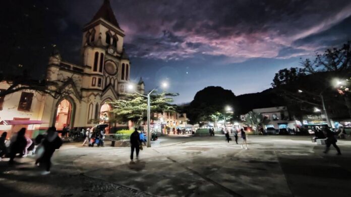 balacera-en-plena-zona-rosa-de-urrao,-antioquia,-termina-en-enfrentamiento-con-la-policia:-dos-muertos-y-ocho-civiles-heridos