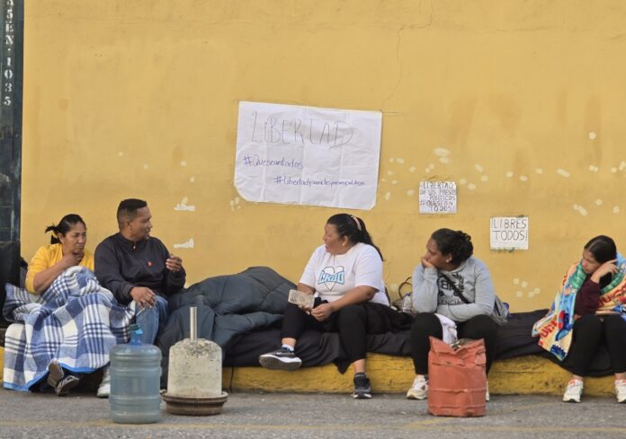 familiares-de-presos-politicos-siguen-esperando-mientras-crece-el-temor-de-que-se-frenen-las-excarcelaciones.