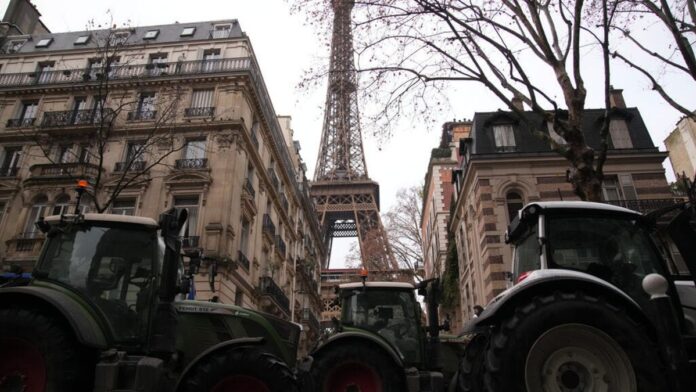 tractorazo-en-paris:-nueva-protesta-del-sector-agricola-frances-en-el-parlamento-contra-el-acuerdo-mercosur-ue