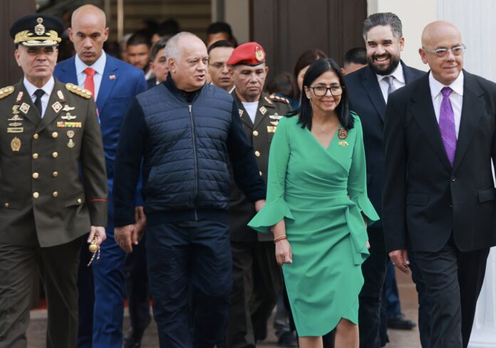 diosdado-cabello-y-delcy-rodriguez-vuelven-a-x-roja,-bloqueada-en-venezuela-por-maduro