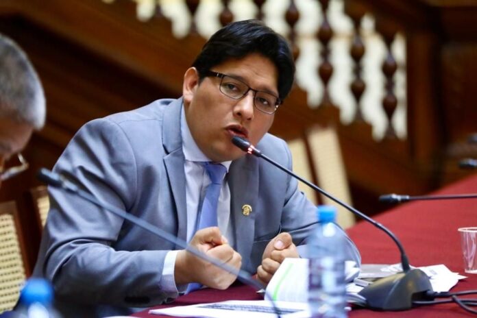 ilich-lopez-pide-a-comision-de-fiscalizacion-investigar-problemas-en-sistema-declara+-del-jne