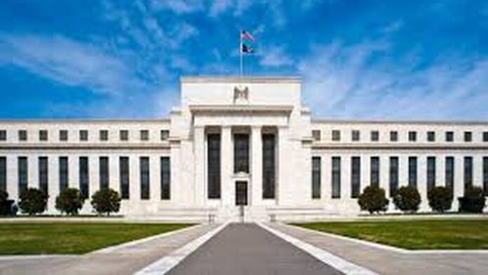 fitch-advierte-a-eeuu-que-la-erosion-de-la-independencia-de-la-fed-podria-perjudicar-su-calificacion