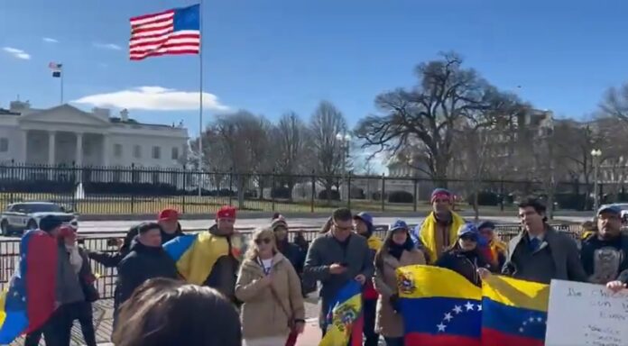 venezolanos-concentrados-frente-a-la-casa-blanca-a-la-espera-de-reunion-entre-machado-y-trump